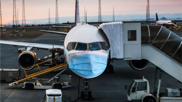 Avião com máscara