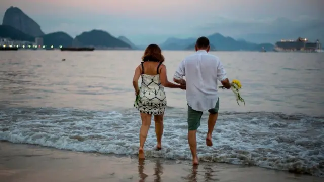 Пара на пляжі в Бразилії на Новий рік