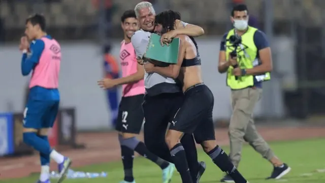 المصريون يحتفلون