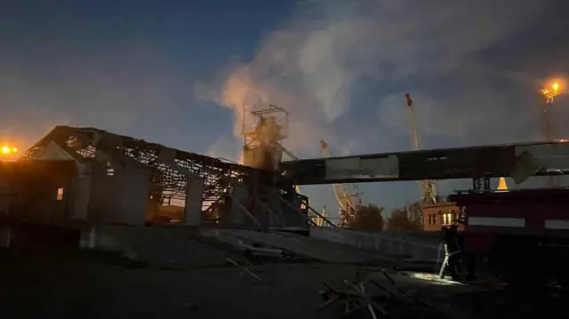 مبنى مدمر في ميناء أوكراني على نهر الدانوب بعد هجوم ليلي بطائرة بدون طيار روسية
