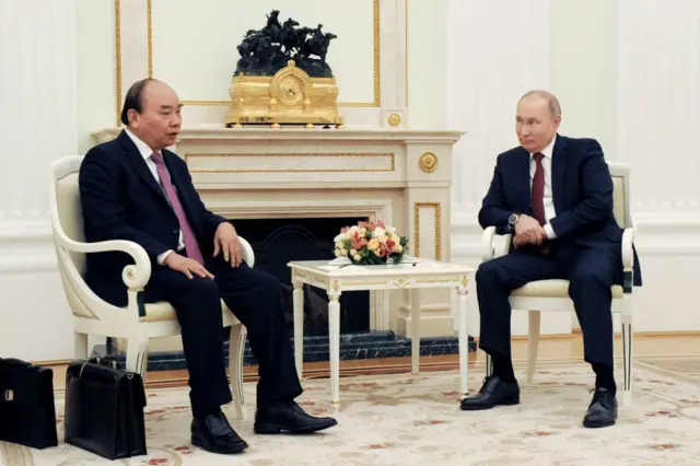 Tổng thống Nga Vladimir Putin (phải) và nguyên Chủ tịch nước Việt Nam Nguyễn Xuân Phúc trong cuộc gặp tại Moscow, ngày 30/11/2021