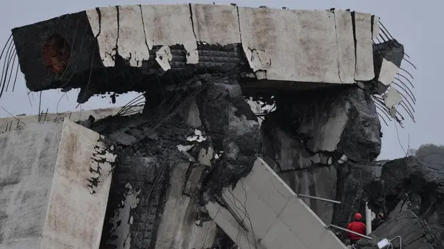 ชิ้นส่วนของสะพานที่พังลง