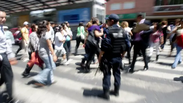 Muchos evacuaron los edificios en desorden durante el sismo.