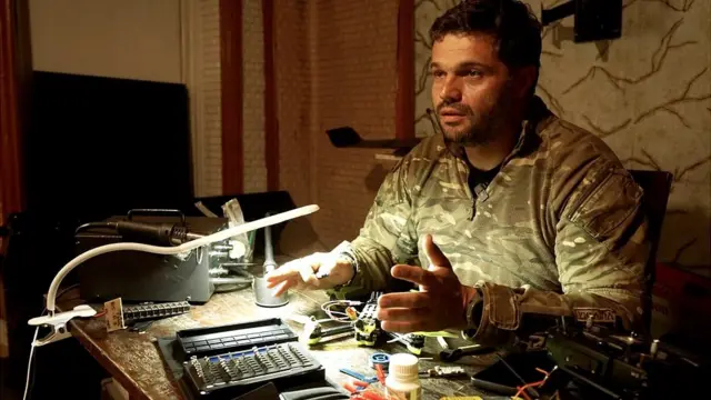 Umudereva wa drone Doc avuga ko Uburusiya buriko burakoresha cane amamine aturikirizwa kure mu kuzibira abanya-Ukraine