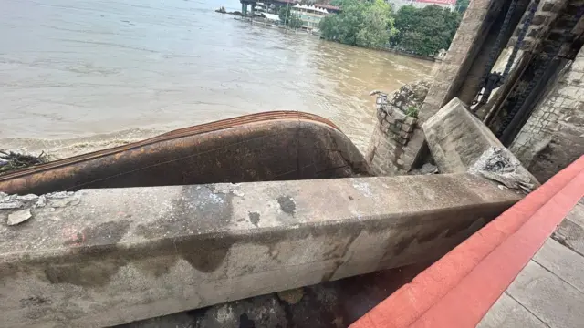 పగిలిన బీమ్