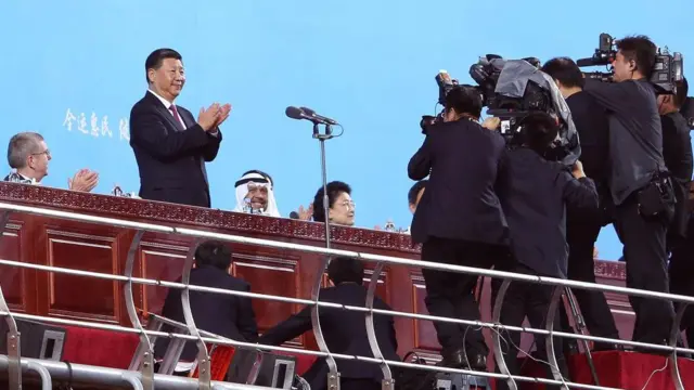 在2017年天津全运会开幕式上站在摄影机前鼓掌