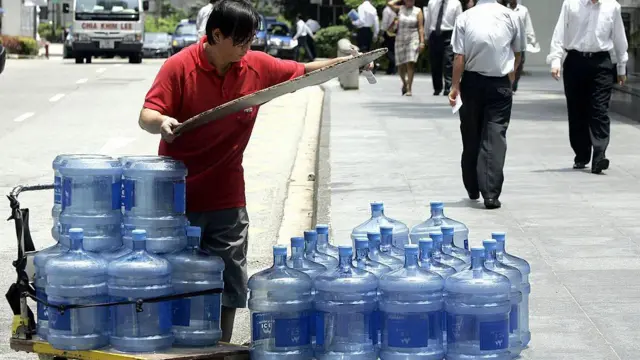 सिंगापुर में ताज़ा पानी के अपने प्राकृतिक स्रोत नहीं हैं