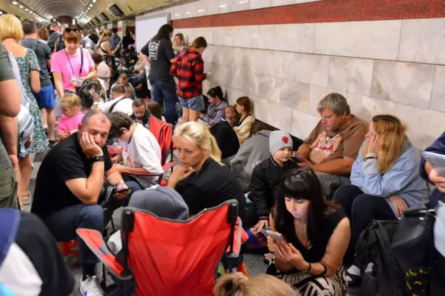 Kiev'de metro istasyonlarına sığınanlar.