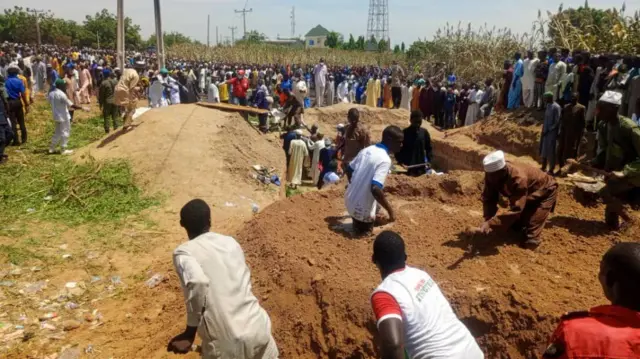 Di time dem dey dig grave for di victims