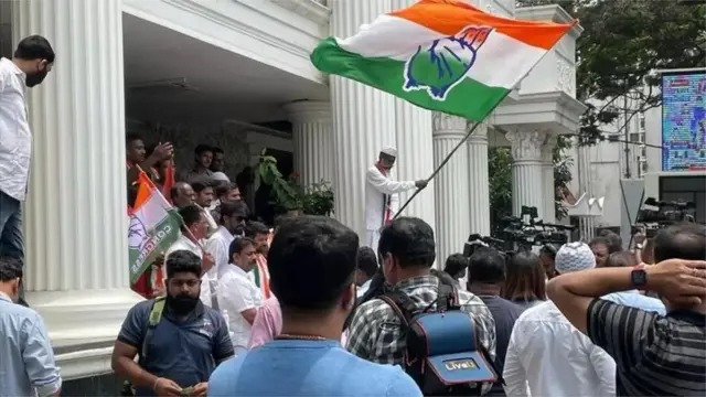 बैंगलोर में कांग्रेस पार्टी के दफ़्त के बाहर का नज़ारा