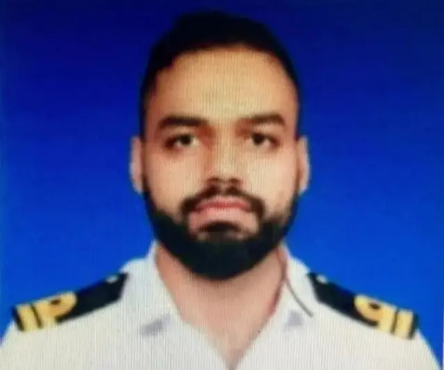 বিনয় নারওয়াল ইঞ্জিনিয়ারিং পাস করার পর নৌবাহিনীতে যোগ দিয়েছিলেন।