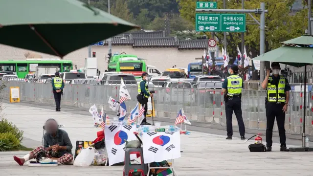 29일 서울 광화문광장 주변에 철제 펜스가 개천절 집회에 대비해 설치돼 있다