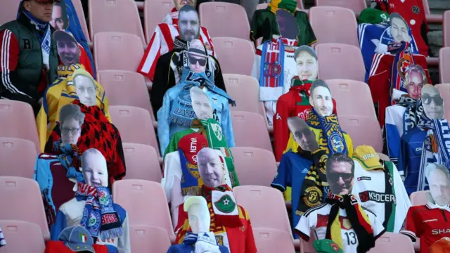 Boş kalan tribün koltukları maket taraftarlarla dolduruluyor.