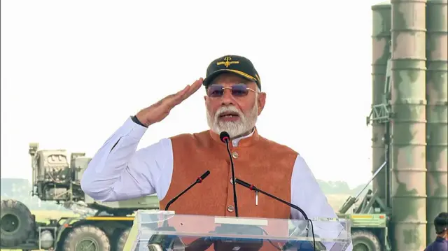 पंजाबच्या आदमपूर येथील भारतीय हवाई दलाच्या तळाला पंतप्रधान मोदींनी भेट दिली.