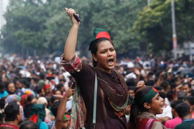 শেখ হাসিনা বিরোধী আন্দোলনে হাজার হাজার শিক্ষার্থী রাস্তায় নেমেছিল