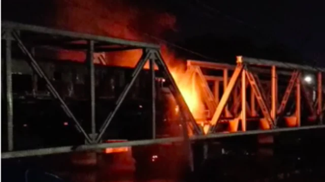 Tabrakan Kereta Api Brantas dengan truk tronton di Semarang.