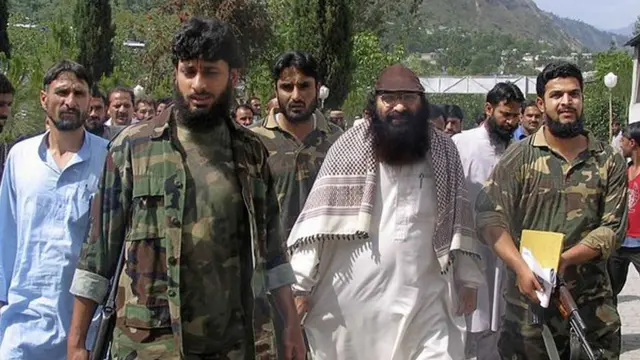 सैयद सलाहुद्दीन (चश्मा लगाए हुए)