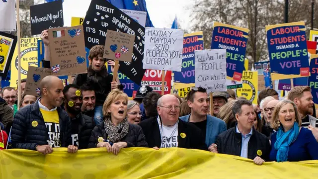 سارا والستون، کریس لزلی، مایک گیپز، آنا سوبری و چوکا اومونا در راهپیمایی هواداران رفراندوم دوم