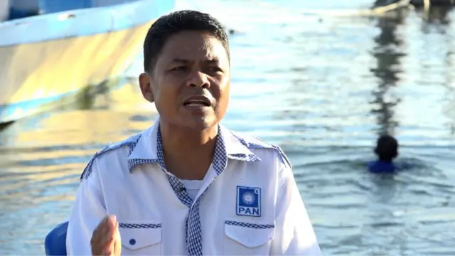 Meski dulu 'hanya' tukang ojek, Awi sudah menyibukkan diri dengan mengikuti berbagai organisasi, bahkan memimpin sebagian di antaranya, termasuk menjadi ketua DPC PAN Kecamatan Tuminting, kota Manado