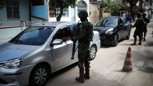 Militares fazem blitz na rua