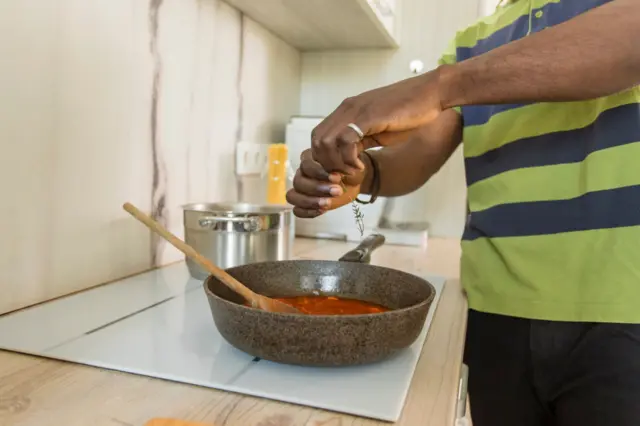 Un homme qui cuisine 