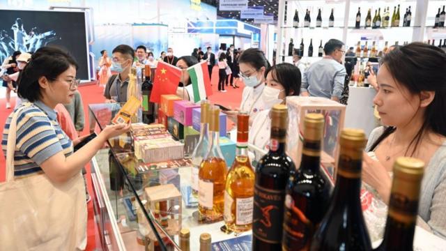去年5月，在中国浙江省宁波市举行的第三届中国-亚欧博览会暨国际消费品交易会期间，参观者在匈牙利展台浏览葡萄酒。