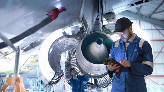 Trabajador frente a un avión.