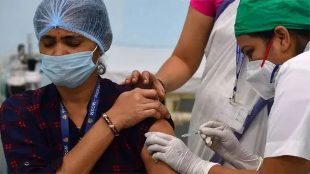 భారతదేశంతో సహా పలు దేశాల వ్యాక్సీన్లను బ్రిటన్ గుర్తించకపోవడం వివాదానికి దారి తీసింది