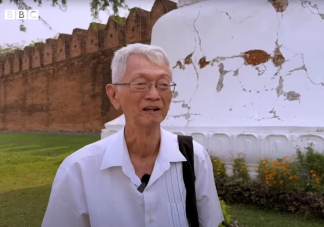 မန္တလေးနန်းမြို့ရိုးရှေ့မှာ မတ်တပ်ရပ်နေတဲ့ ဆရာသင့်နော်