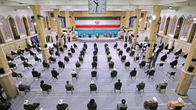 جمع الحضور خلال مراسم التصديق.