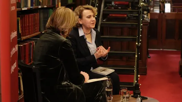 Розмова з Оксаною Забужко у Лондонській бібліотеці, 22 лютого 2023 року. Події організував Український Інститут у Лондоні.