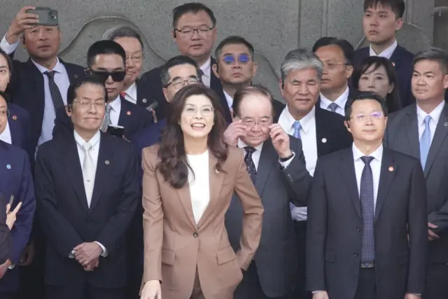 鄭麗文訪問團在南京中山陵。