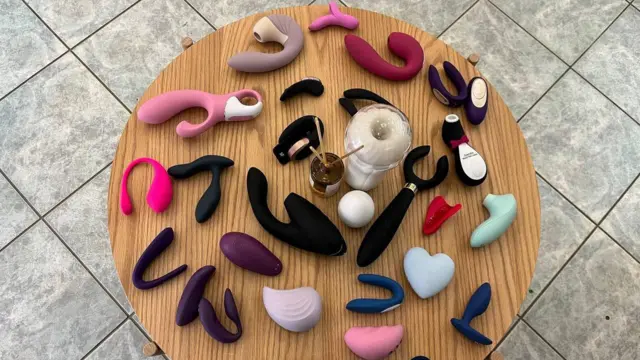 У секс-шопі Intimate Company, як і в багатьох інших, можна все спробувати. Іграшки мають різну потужність, шумність та різні функції, які можна потестити на місці. На фото столик із секс-іграшками