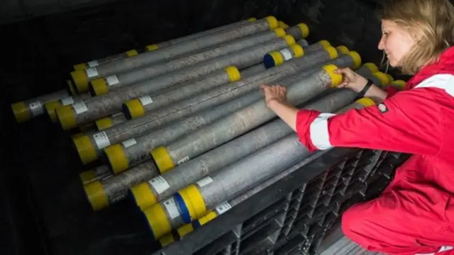 ศ.มอร์แกน กับตัวอย่างชั้นหินที่ขุดเจาะขึ้นมาเป็นแท่งจากใต้อ่าวเม็กซิโก