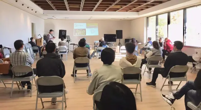 세미나를 진행 중인 어빙 린