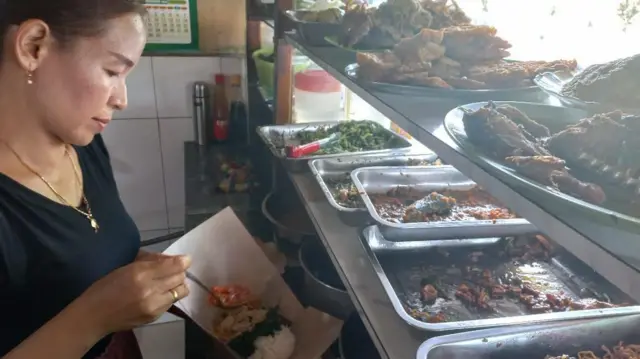 Rianti menjelaskan harga termurah makanan di warungnya adalah Rp15.000.