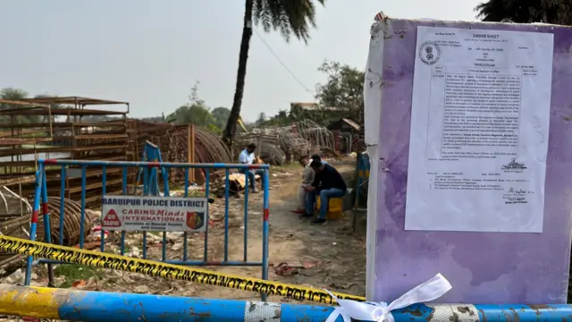 गोदाम के बाहर लगा नोटिस