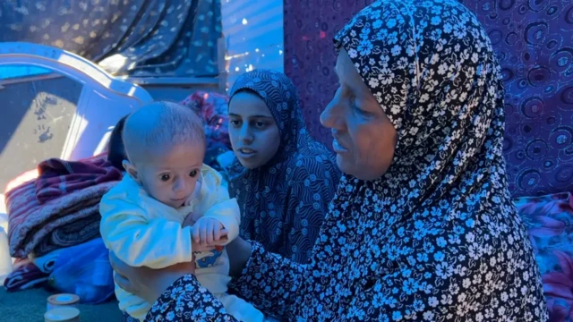 سوار، ووالدتها نجوى، وجدتها ريم.