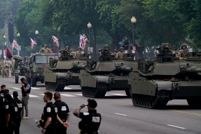 미국 워싱턴 DC에서 열린 육군 창설 250주년 기념 퍼레이드에서 탱크가 지나가고 있다
