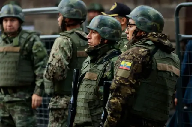 Militares uniformizados patrulham rua no Equador