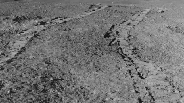 रोवर प्रज्ञान द्वारा ली गई चंद्रमा के सतह की पहली फोटो.