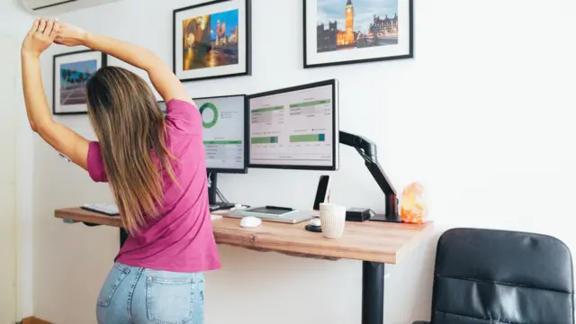 Una mujer estirando