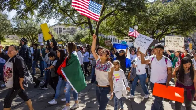 Decenas de manifestantes protestaron en Austin, la capital de Texas.