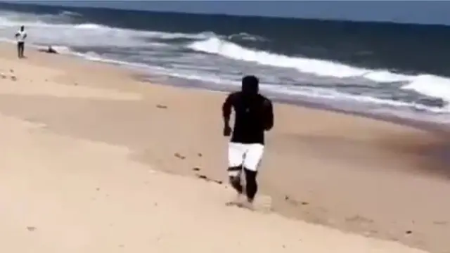 Awọn eeyan to n sare kiri leti okun