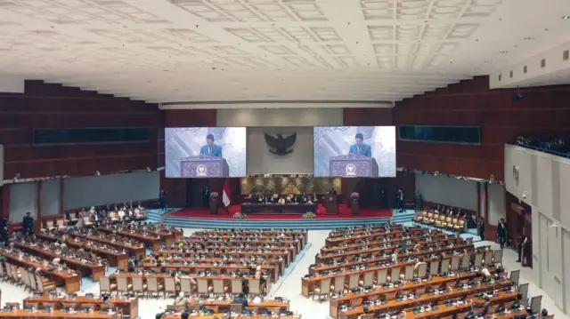 DPR akhirnya resmi mengesahkan Undang-Undang Perlindungan Pekerja Rumah Tangga—yang mandek selama 22 tahun—dalam Rapat Paripurna DPR RI, Selasa (21/04).