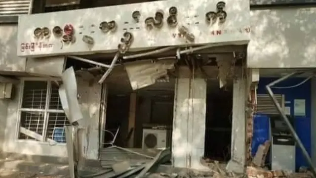 ဗိုလ်ချုပ်လမ်းပေါ် ဘုရားလမ်းထိပ်နားက ကမ္ဘောဇမီနီဘဏ် ဖောက်ခွဲခံထားရတဲ့ အခြေအနေ