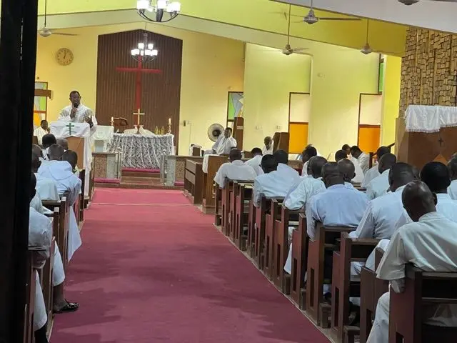 Mmemme Holy tozdee nke Anglican church, ha kpọrọ ya “Maundy Thursday”