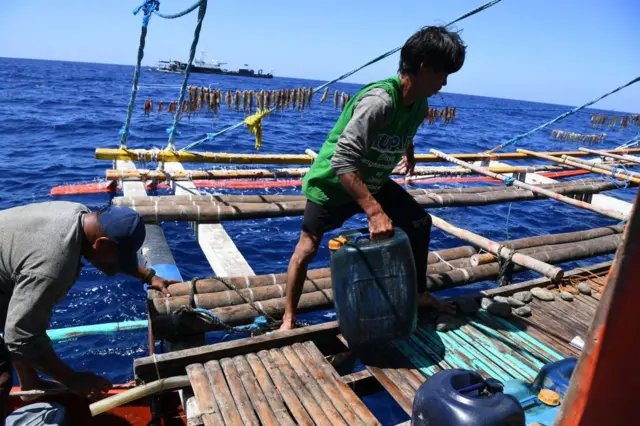 Ngư dân Philippines gần Bãi cạn Scarborough
