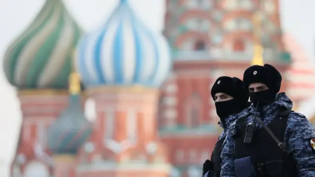 полицейские на фоне собора Василия Блаженного