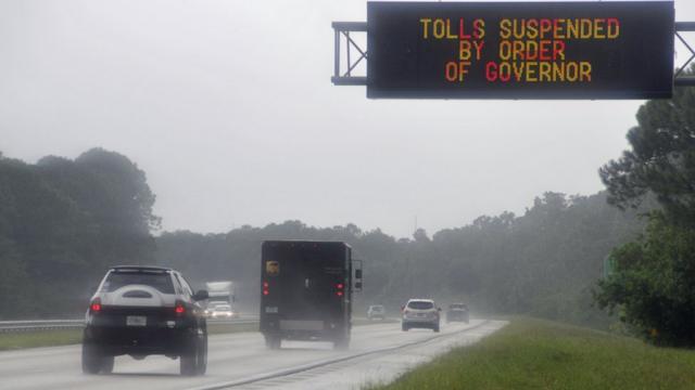 Carretera en Orlando, Florida, bajo fuertes tormentas por el huracán Irma